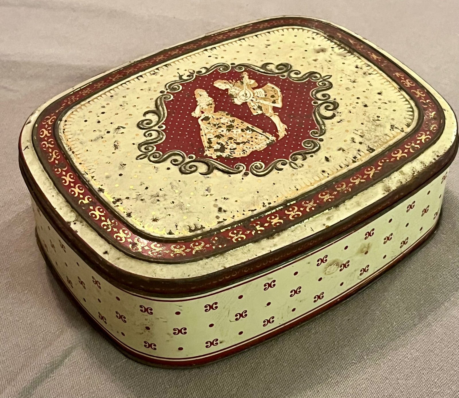 Boîte romantique ancienne — lithographie dorée