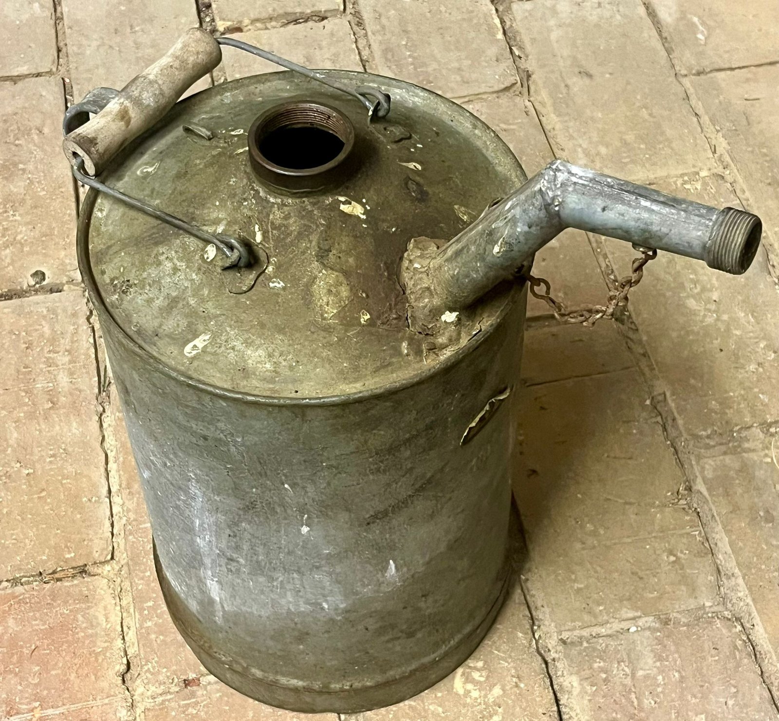 Regadera galvanizada con caño — jardinería antigua